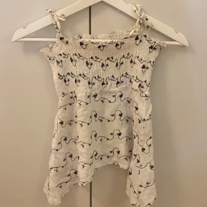 Somrig utsvängd smutsigtvit linne  - Storlek-146-150, bra skick 💞 använd 1 ggn