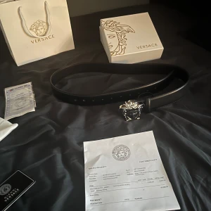 Versace bälte  - Nästan helt oanvänt silver Versace bälte som är 9/10 i skick, skriv om du har funderingar. 