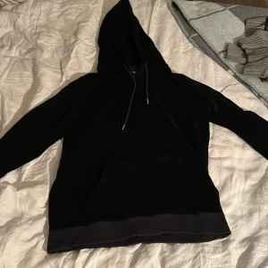 Axel arigato tröja - En snygg axel arigato tröja som är i fint skick och har inte kommit till användning så mycket. Speciellt material. Skriv om ni vill ha fler bilder på materialet så löser jag det🤝