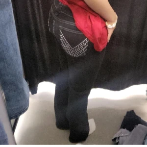 Par svart blåa y2k jeans. Low wist och super snygga. - Skriv om ni vill ha mer bilder på byxorna❤️