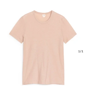 Super snygg tröja från arket😍 - Jag säljer sena tröjan då den inte kommer till användning  Den är använd ca 5 gnr tvättad tre gnr  Orginal pris ca 300 Om man vill ha fler bilder är d bara att fråga💗