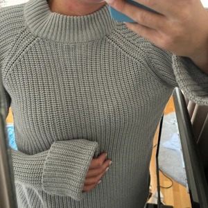 Stickad grå tröja  - Säljer min fina stickade tröja då den tyvärr inte kommer till användning 💕