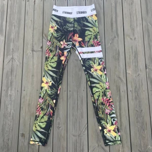 STRONGER Thights - Träning tights ifrån STRONGER i bra skick med fint mönster! Köpt för 900 kr på STRONGER.se  Säljer för 480 kr Säljer p.g.a att jag inte får användning av dem Storlek XS men passar mig som vanligtvis använder storlek S