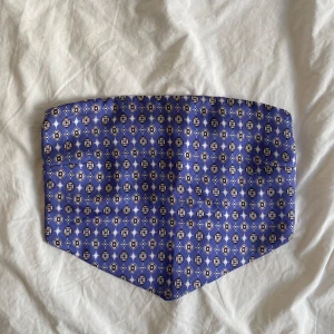 mönstrad topp - blå/lila topp från nakd x emma ellingsen, små lösa trådar här å var se bilder.