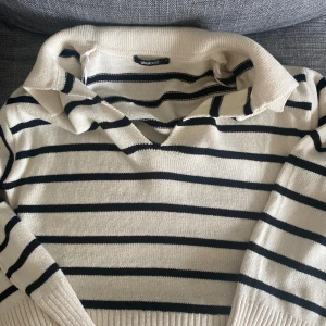 Gina Tricot tröja - En randig Gina Tricot tröja. Kontakta mig vid fler frågor!💕