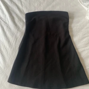 Zara tube top - Zara tube top! Svin fin till alla tillfällen! Storlek S från zara. Säljs för 100kr 💞