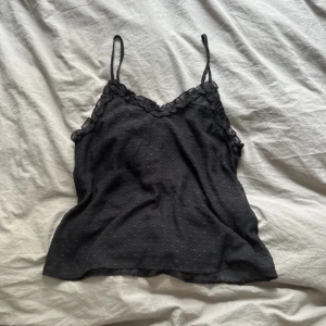 Svart linne - Svart topp med prickar