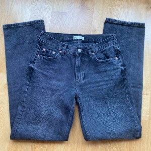 Straighta jeans från Gina  - Svarta raka jeans från Gina tricot i modellen low straight. Storlek 34, använt mycket sparsamt och dem har inga defekter. Säljer för 300kr och nypris är 500kr💕