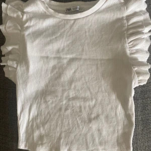 Zara topp - En zara topp som inte kommer till användning längre.  Kontakta mig vid fler frågor!💕