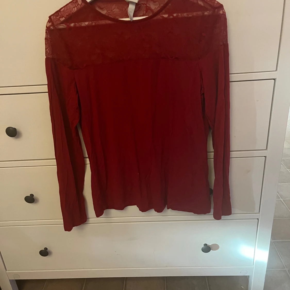 Röd långärmad tröja med spetsdetaljer