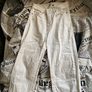 vita jeans - Knappt använda 