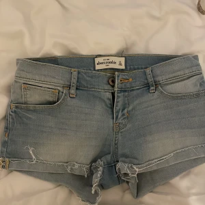 Lågmidjade jeansshorts  - Kids strlk 14 men skulle säga att de passar xxs-xs då midjemåttet rakt över är 34cm