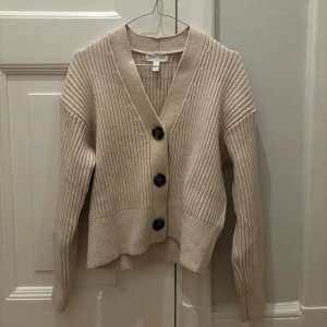 Beige kofta från H&M - Beige kofta från H&M i storlek XS. Extraknapp finns även kvar!