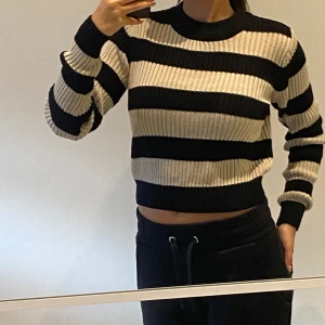 Randig tröja  - Svart vit randig tröja. Super skön. Ligger i bra skick. Storlek S. Köpt från lager 157. 💖💖