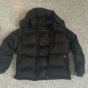 Ralph Lauren jacka - Säljer nu denna tvärfeta jacka från Ralph Lauren, helt oanvänd då den är för stor för mig. Nypris ca 4000kr