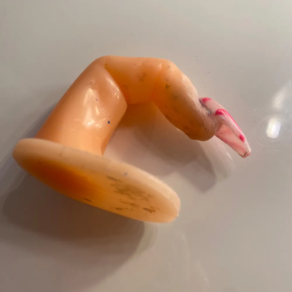 Ett finger man kan öva att göra naglar på. Det går att ta bort nageln💕. Muu.