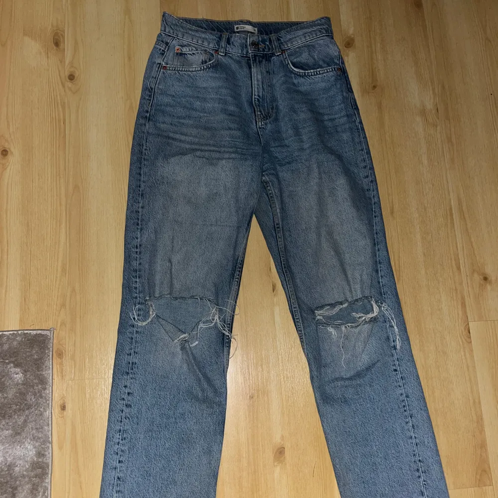 Premium Denim, Mid waist, med hål i knäna . Jeans & Byxor.