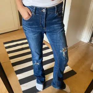 Super coola midwaist/lowwaist jeans med revor, säljer då de är för stora. 