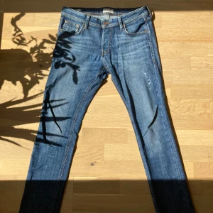 Jack & Jones jeans slim - Ett par sköna J&J jeans som ej används längre. Det är slim i passformen. Inga tydliga täcken på slitage.