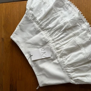 Vit mini kjol🤍 - Vit mini kjol med volang från Zara, aldrig använd då den var för stor och hann inte skicka tillbaka! Original pris 329kr. 🤍🤍