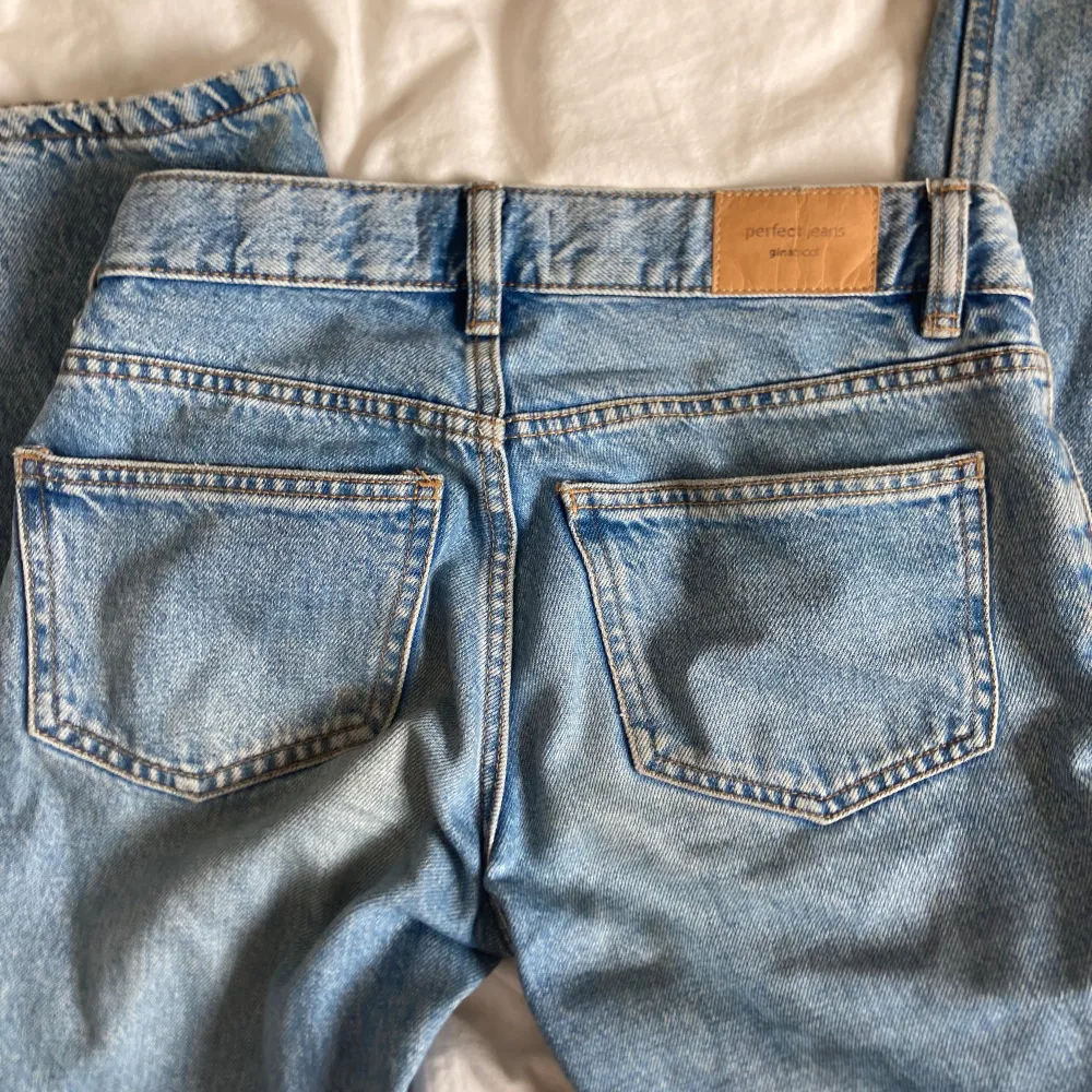 GINA TRICOT RAKA JEANS. jätte fina, använda men väldigt bra skick. Köpta för 500kr. Fråga om ni har frågor ❤️❤️. Jeans & Byxor.