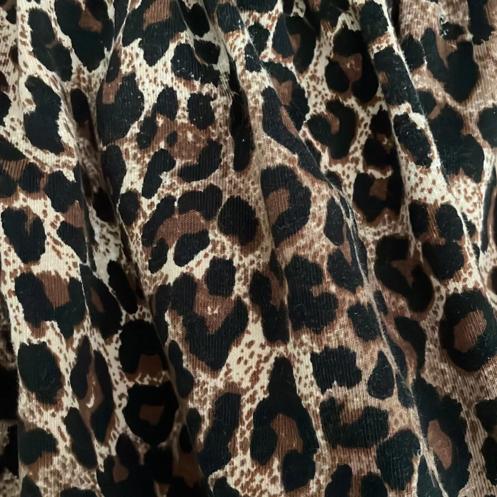 Suuupersnygg leopard kjol från monki💞Går att använda som topp. Lite större i storleken.. Kjolar.