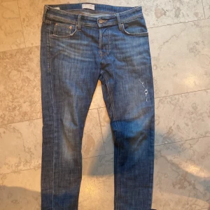 Jack & Jones slim fit jeans - Jack & jones jeans storlek W31 L32 med snygg sliting på benet. Passformen är slim fit och modellen kallas glenn. Skick 9/10. Nypris 700