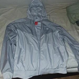 Nike windbreaker  - Xl men passar också L. Finns en fläck på vänstra ärmen som inte syns så mycket kan skicka bild