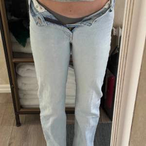 Lågmidjade ljusblåa jeans. Har två exakt likadana o båda är helt i nyskick! Säljer de för 400kr/st och de kan säljas för 700kr tsm. Kontakta mig vid frågor, om du vill ha midjemåttet o vid intresse! Pris kan diskuteras 💕