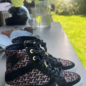 Zadig&voltaire - Säljer mina coola och snygga höga Zadig skor som är nästan helt i nyskick, dom är använda ett fåtal gånger och säljer pga kommer inte till användning. Pris kan diskuteras