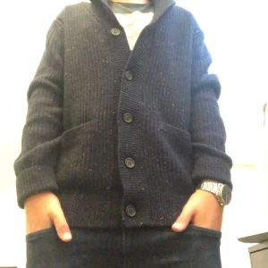 Selected homme kofta - En fet kofta som aldrig kommit till användning, jättefints skick. Nypris 999, mitt pris: 549, men kan gå ner i pris vid snabbt köp. Perfekt nu till hösten! Tvivla inte att fråga om de är nåt du undrar!