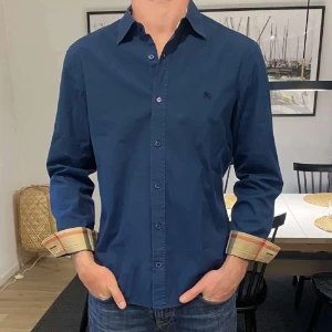 Burberry skjorta!! - Ass najs Burberry skjorta i ljus blå! Såklart äkta, skick 9/10