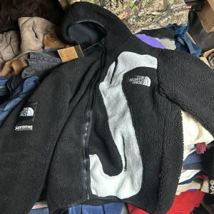 Svart/Röd Supreme X NORTHFACE Fleece - 2 St XL Aldrig använda.