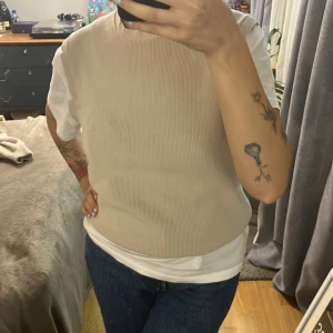 Väst från uniqlo - Beige Väst från Uniqlo i stolek s. Aldrig använd