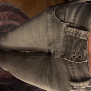 Grå pepe jeans - Lågmidjade skitsnygga pepe jeans💗💗 lite utsvävngda och i nyskick🫶🏻