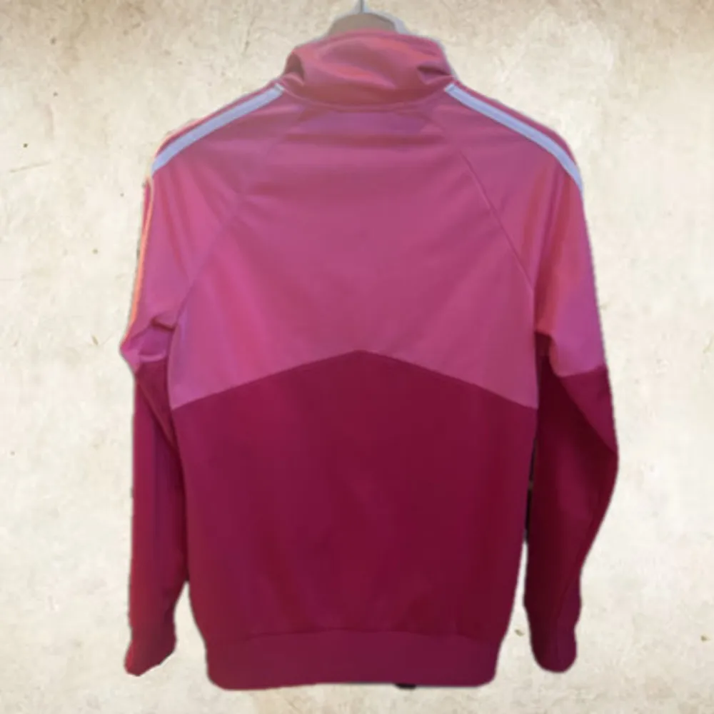 Rosa adidas track top, sitter tajt trots att lappen säger XL. Använd ca 2 gånger, bra skick. Orginalpris 250 kr.. Tröjor & Koftor.