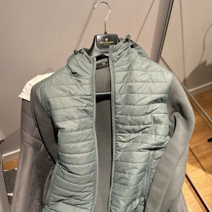 Säljer min belstaff cardigan  - Oanvänd fräsch cardigan, storlek small finns också kvitto och man får nk påse med på köpet 