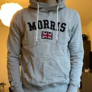 Morris hoodie - En grå hoodie från Morris, bra skick. Hör av er vid frågor eller funderingar.