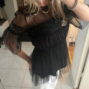 Svart tyll blus - Så sjukt snygg blus men säljer då jag är i behov av pengar. Passar S,M,L då materialet är väldigt strechigt. Själv är jag en S,M