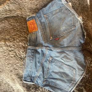 Säljer mina Levi shorts då dom blivit för småa för mig🌸 Nypris är runt 800-900kr