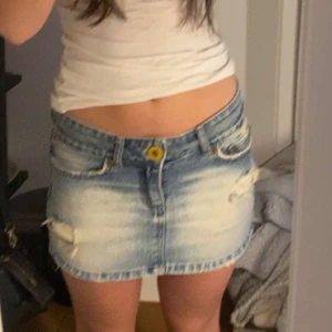 Lågmidjad jeanskjol  - Säljer nu min favorit lågmidjade mini kjol💗 supersnygg!