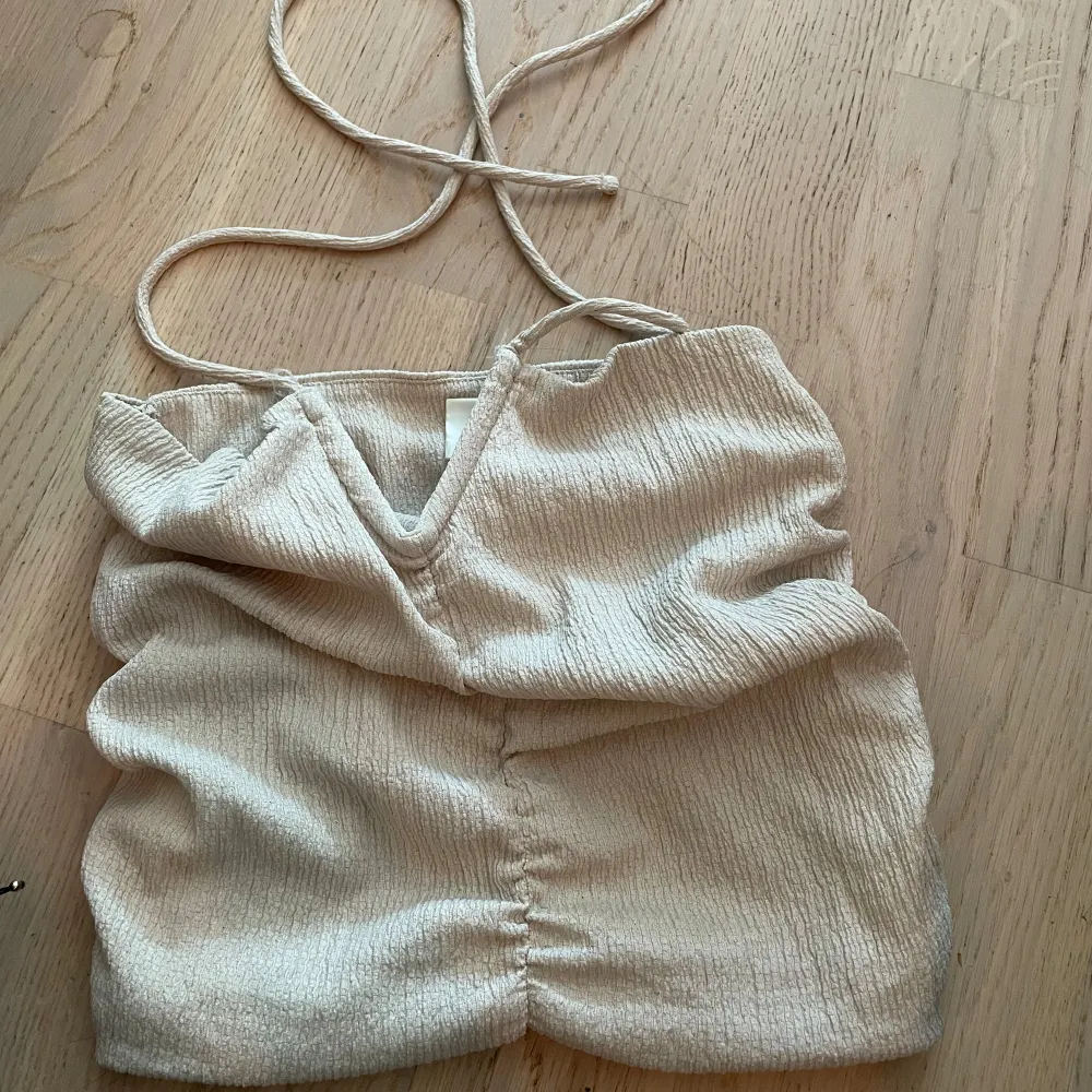 Sjukt snygg beige topp/linne från H&M i linneliknande material. Storlek XS. Aldrig använd men trådat sig lite. . Toppar.