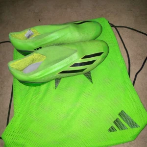 Adidas  - Tjena! Säljer ett par adidas fotbollskor. Köpte de för cirka 3000kr men säljer de för 850! Ifall ni vill ha mer bilder elle frågor e de bara att skriva. Pris går o diskutera 