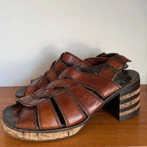 Retro träsandaler - I använt men fint skick! Står storlek 36 men skulle snarare säga storlek 35