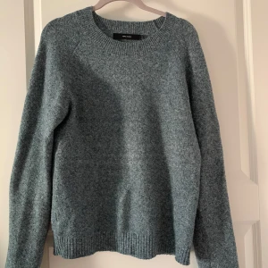 Stickad tröja  - En grå grön stickad tröja från vero Moda. Använd men bra skick, lite nopprig.