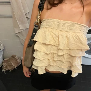 Topp - Söt topp med volanger 💗