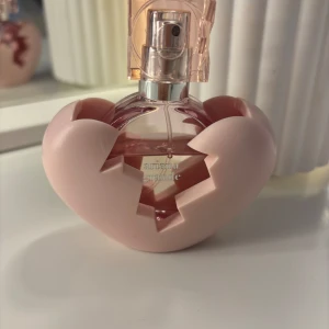 Thank you next Parfym - Säljer denna Ariana Grande parfymen 30 ml. Det är ca 60% kvar. Orginalpriset är 525kr. 💕
