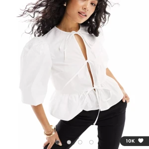 Asos blus - Aldrig använd, köpt på Vinted med fel storlek. Köpte den helt ny