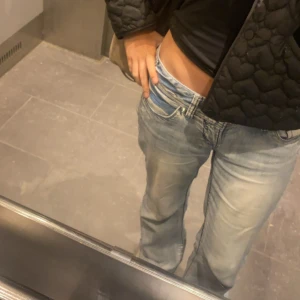 Low waist jeans - Super snygga jeans, med detaljer på fickorna 