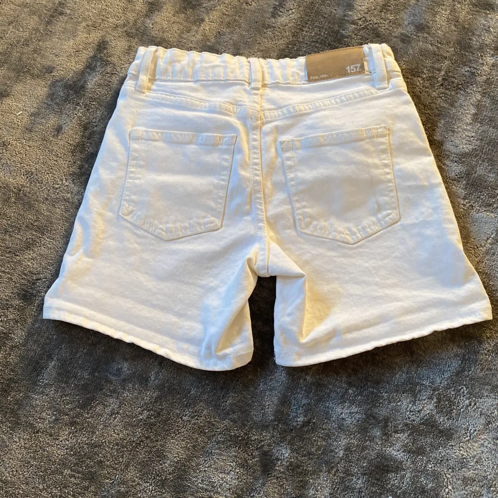 Säljer jättefina vita shorts från lager 157. Jag köpte dem uppvikta men dem är inte syda där nere så man kan ha dem hur korta eller långa man vill. Säljer pågrund av att dem inte kommer till användning.. Shorts.